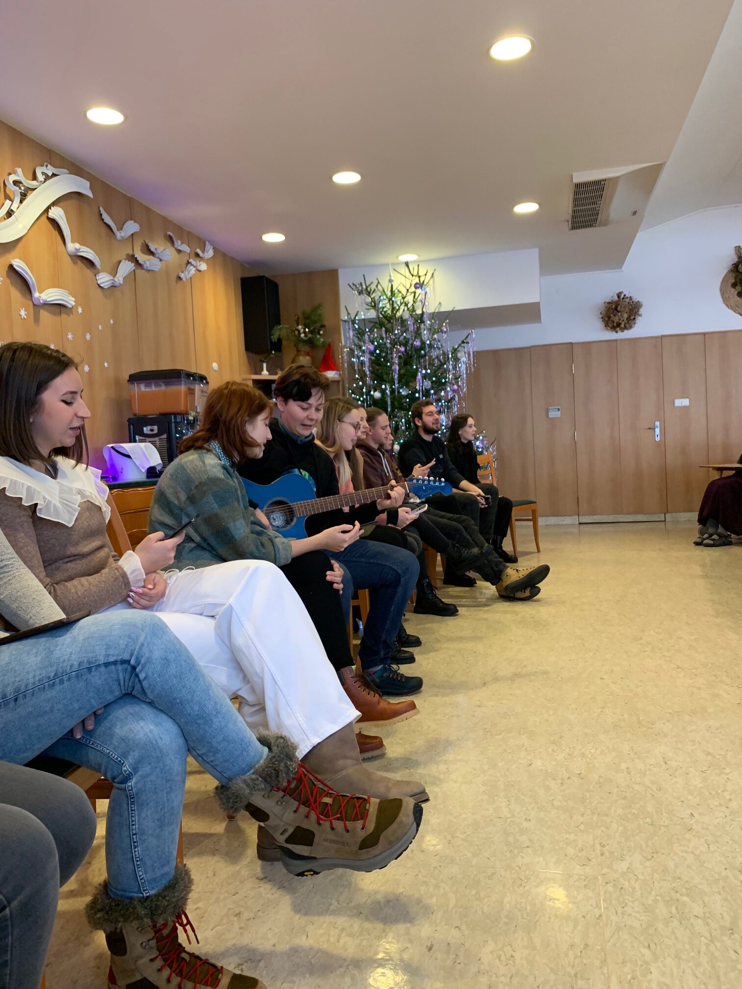 Předvánoční návštěva seminaristů psychologie u obyvatelů DD sv. Zdislavy v Červené Vodě