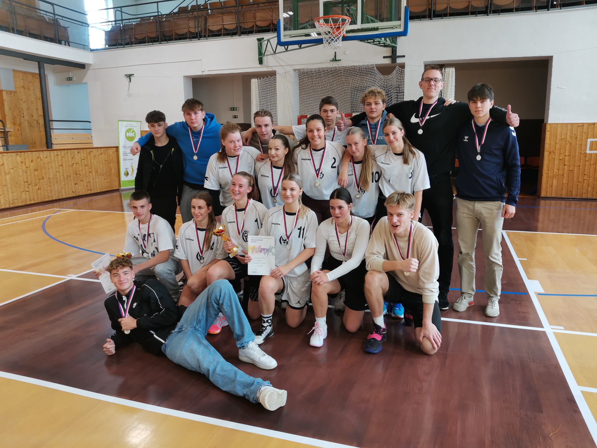 Vítězství dívek a chlapců v okresním kole v basketbalu