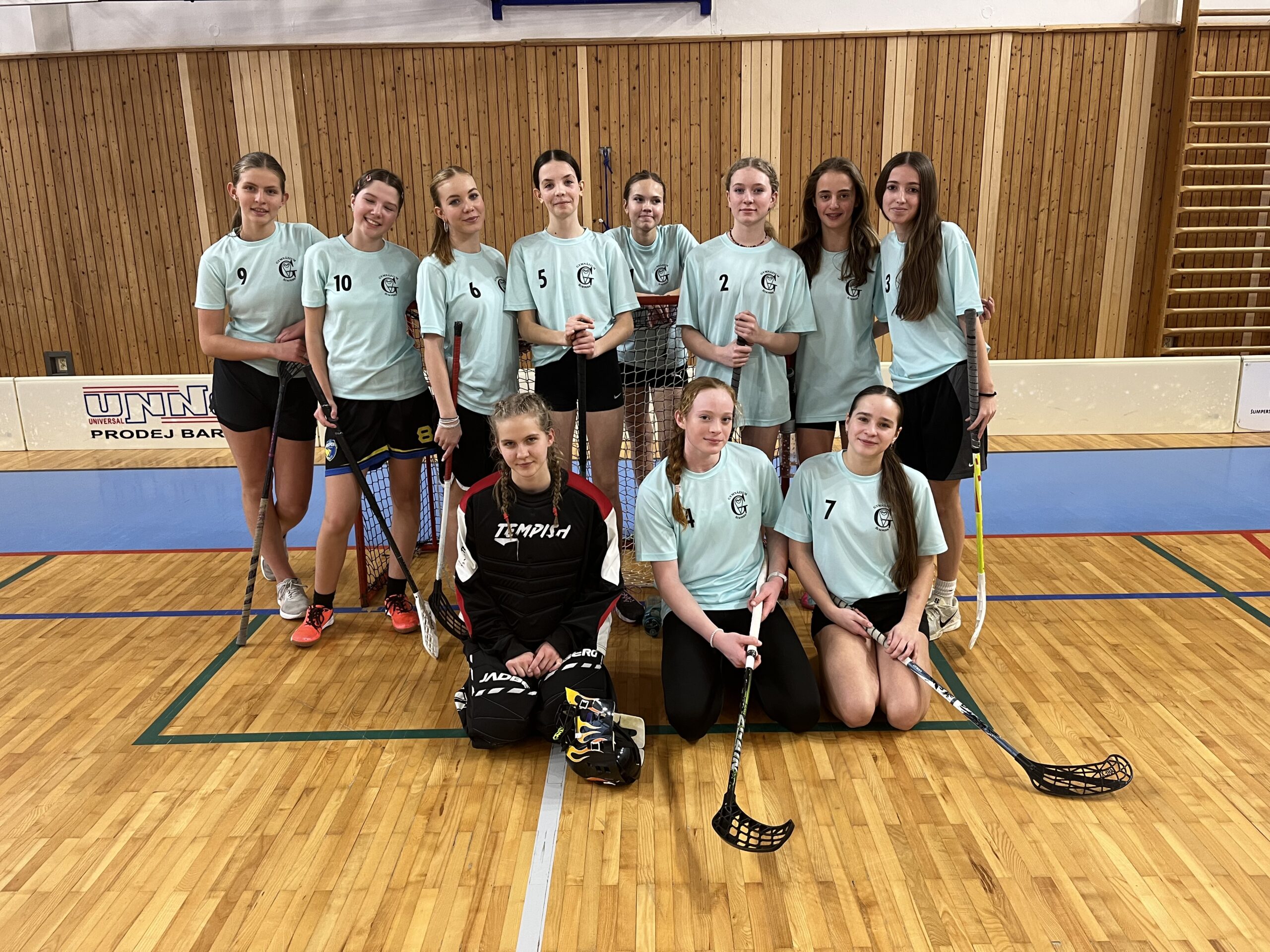 2. místo v okresním kole florbalu starších dívek